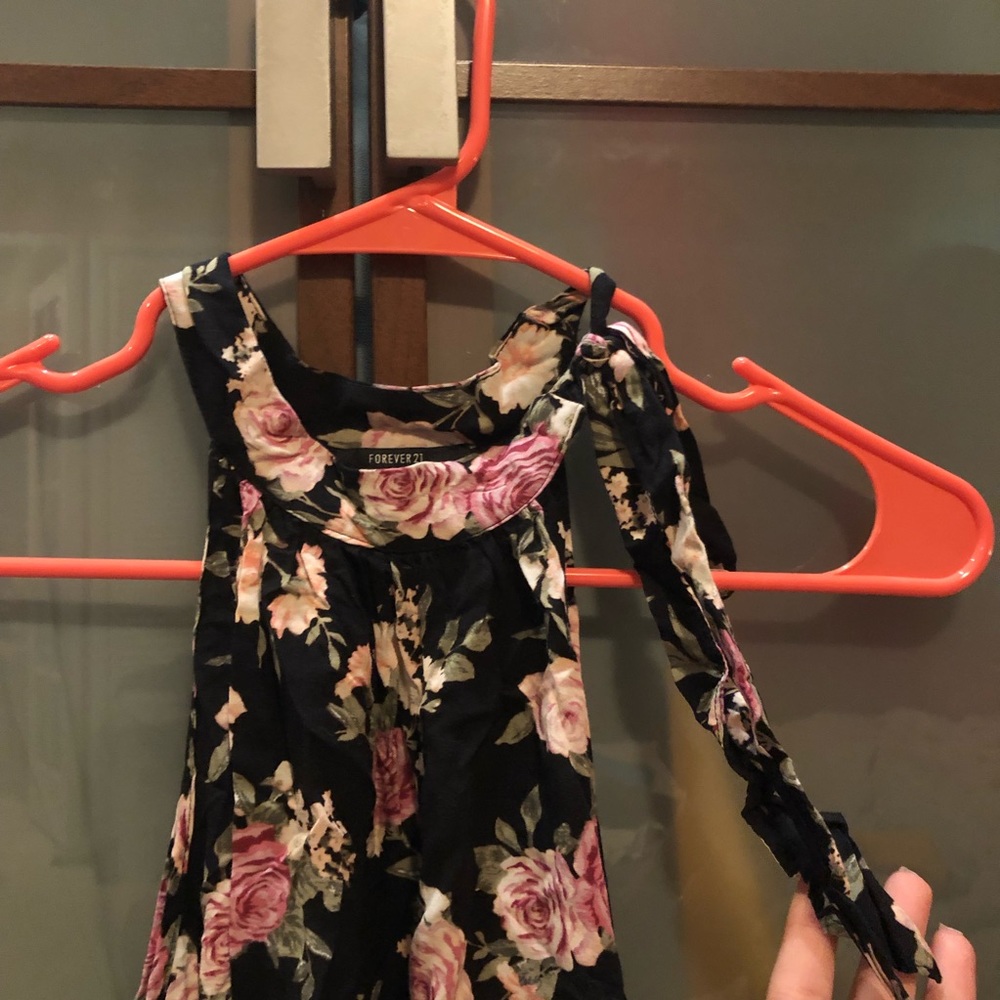 Flowy Halter Top - Picture 2 of 3